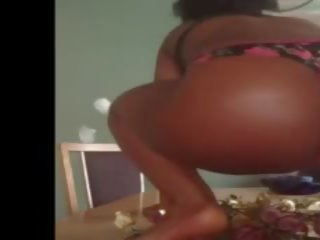Negra mulher farts endless em dela rosa tanga: grátis porcas filme df