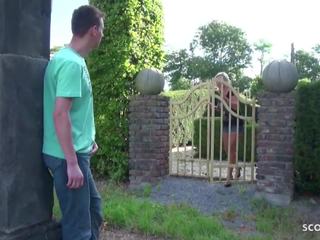 Saksalainen vaihe äiti saalis poika runkkaa sisään puutarha ja auttaa kanssa
