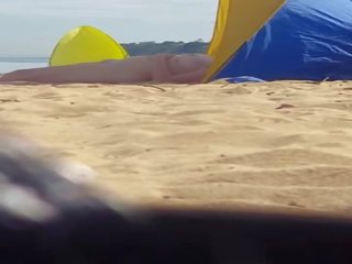 Sedusive mammīte spied pie pludmale (please komentēt)