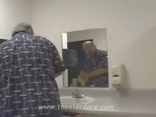 Reaalne tänav tüdruk suhuvõtmine sisse wc