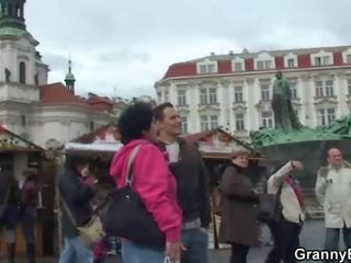 Starý babičky turistický jumps na jeho bodnutí