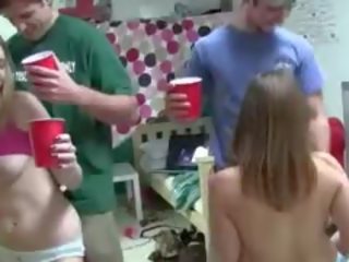 Проникнат парти на колеж с alcohol